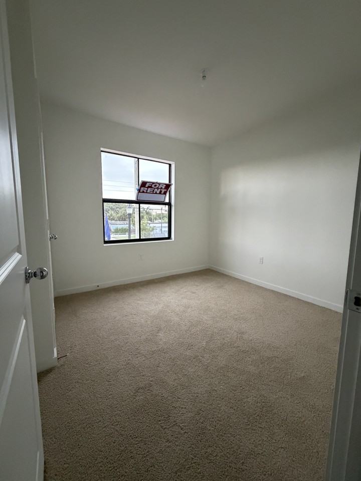 281 Northeast 16th Street - Photo 6 of 7