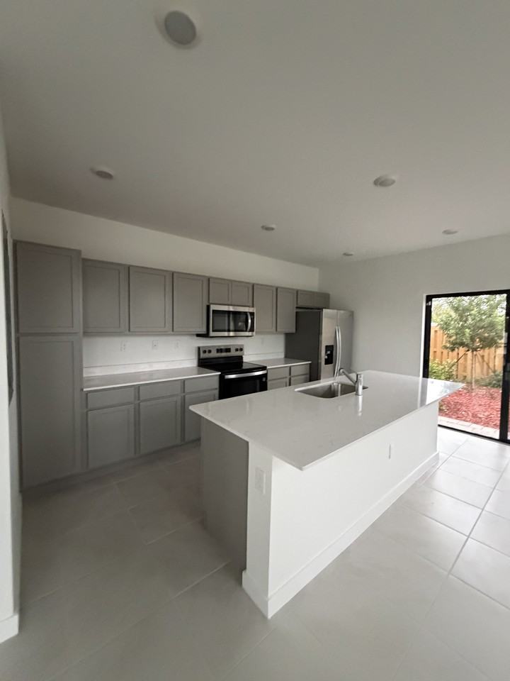 281 Northeast 16th Street - Photo 7 of 7