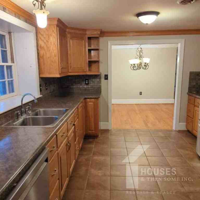 443 Chastain Rd - Photo 7 of 23