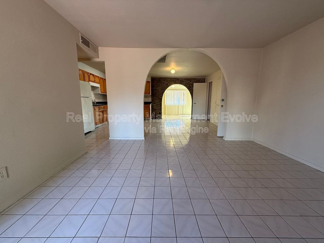 4717 N 82nd Ave - Photo 3 of 30