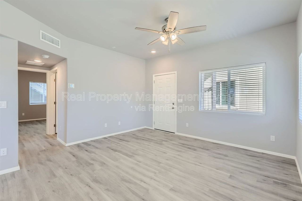 7010 N 80th Ave #9 - Photo 7 of 28