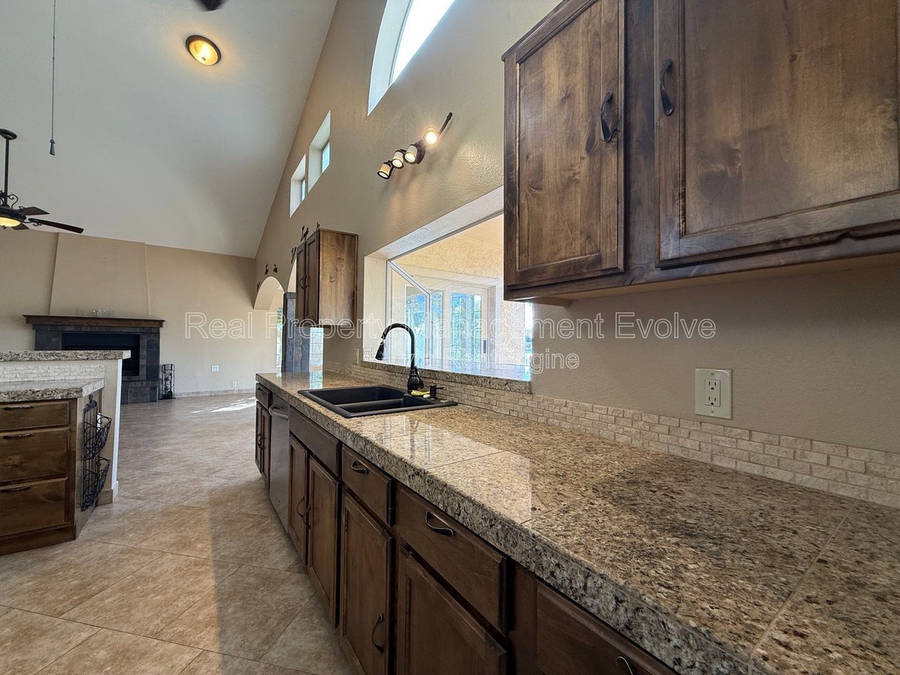 11003 W Laurelwood Ln - Photo 7 of 39