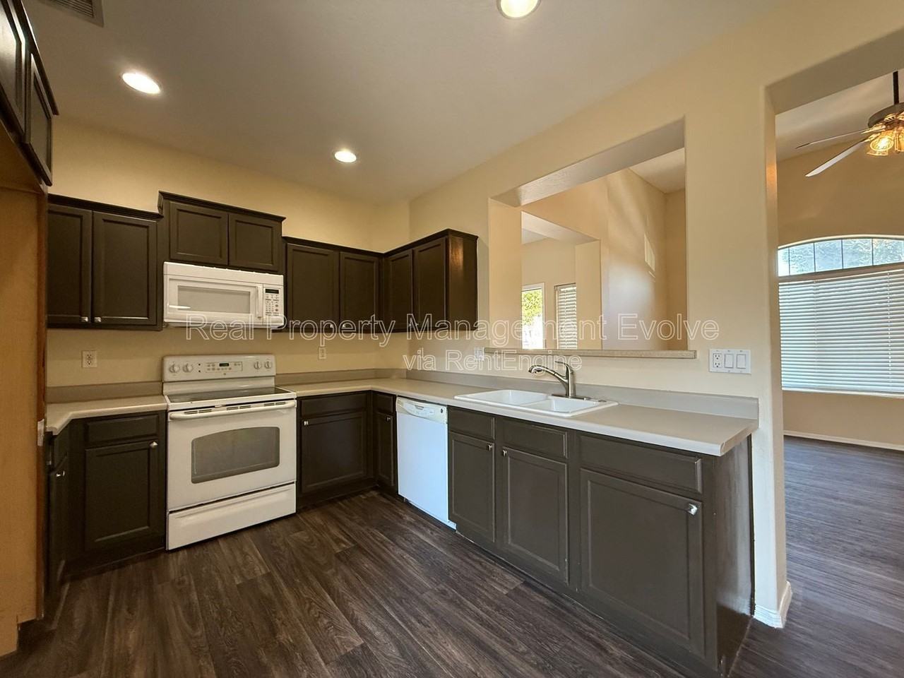 8323 W Sheridan St - Photo 7 of 23