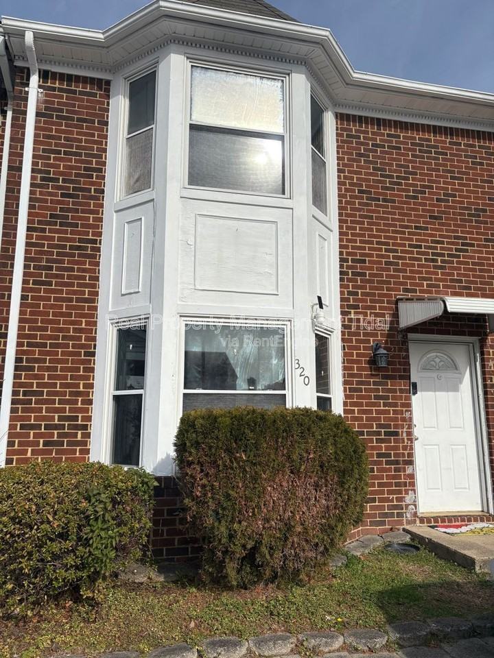 320 Fairfax Ter - Photo 2 of 29