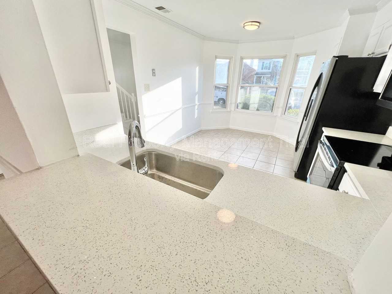 320 Fairfax Ter - Photo 4 of 29