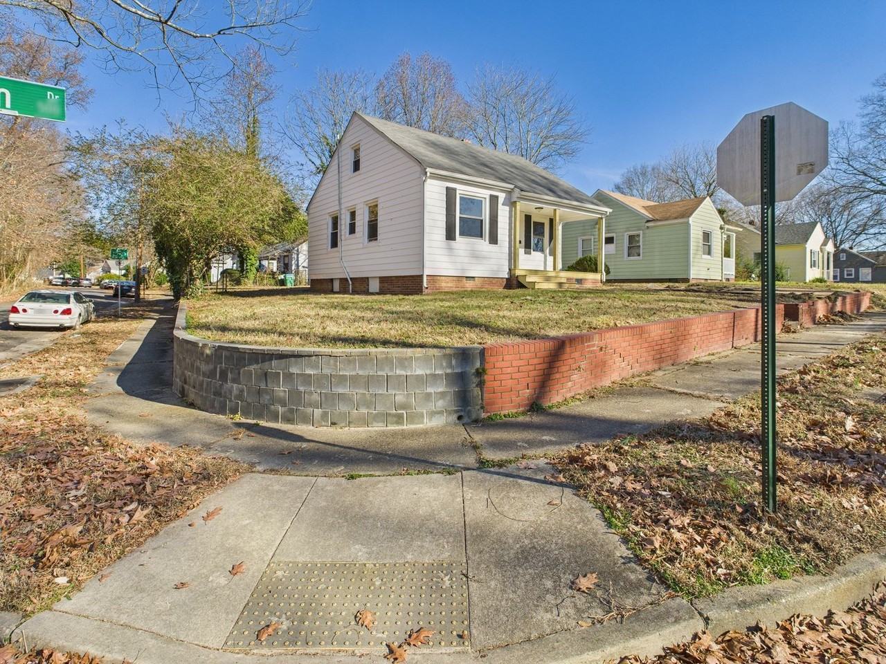 500 Pelham Dr - Photo 3 of 17