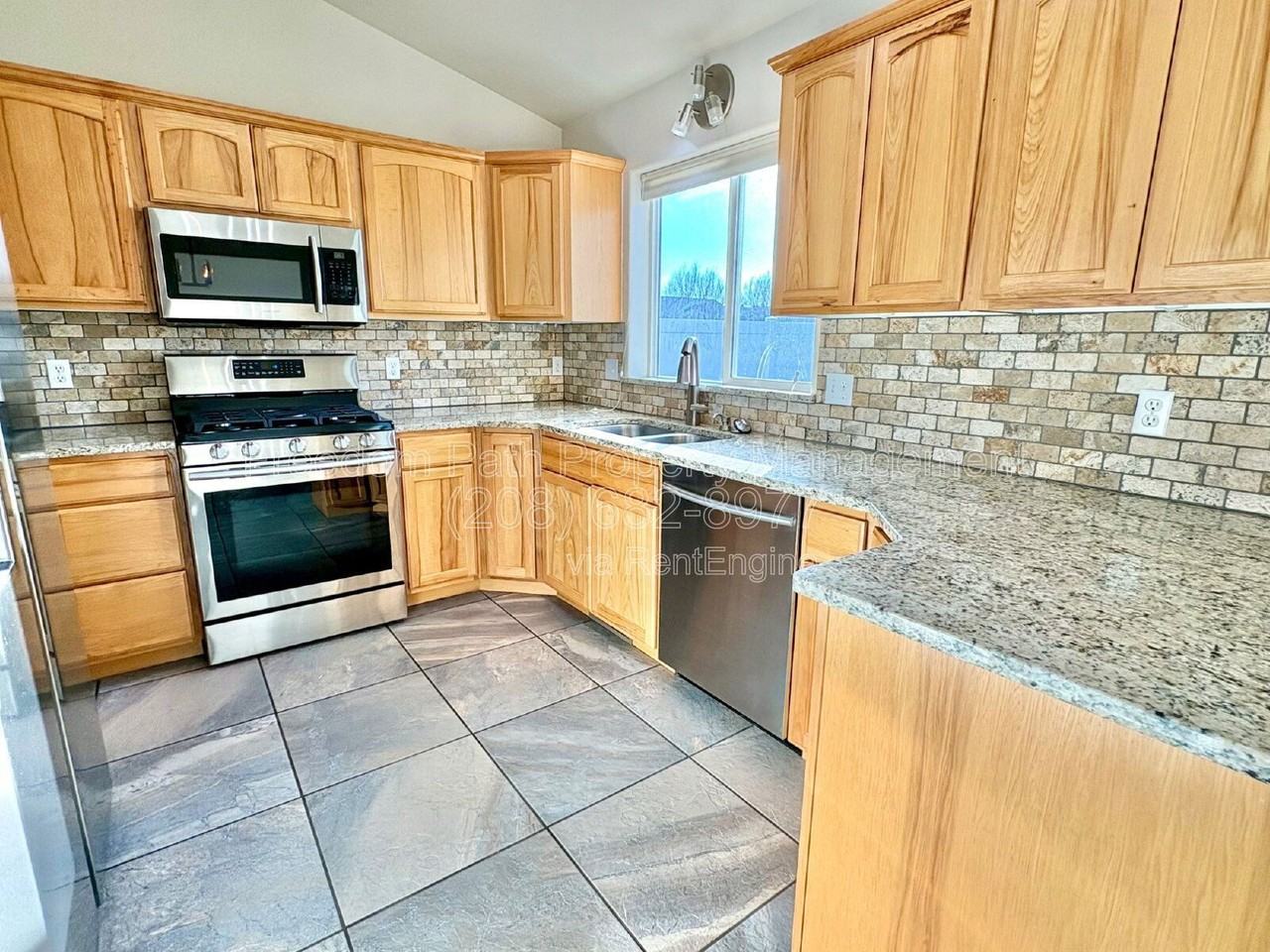 594 W Ashworth Ln - Photo 7 of 20