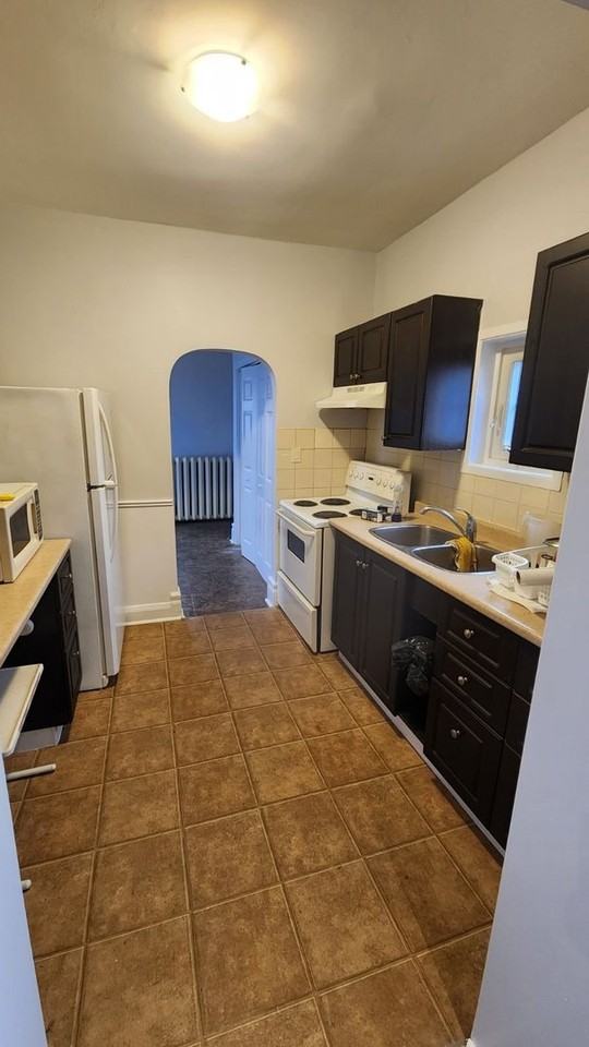 270 Carlton Street - Photo 6 of 7