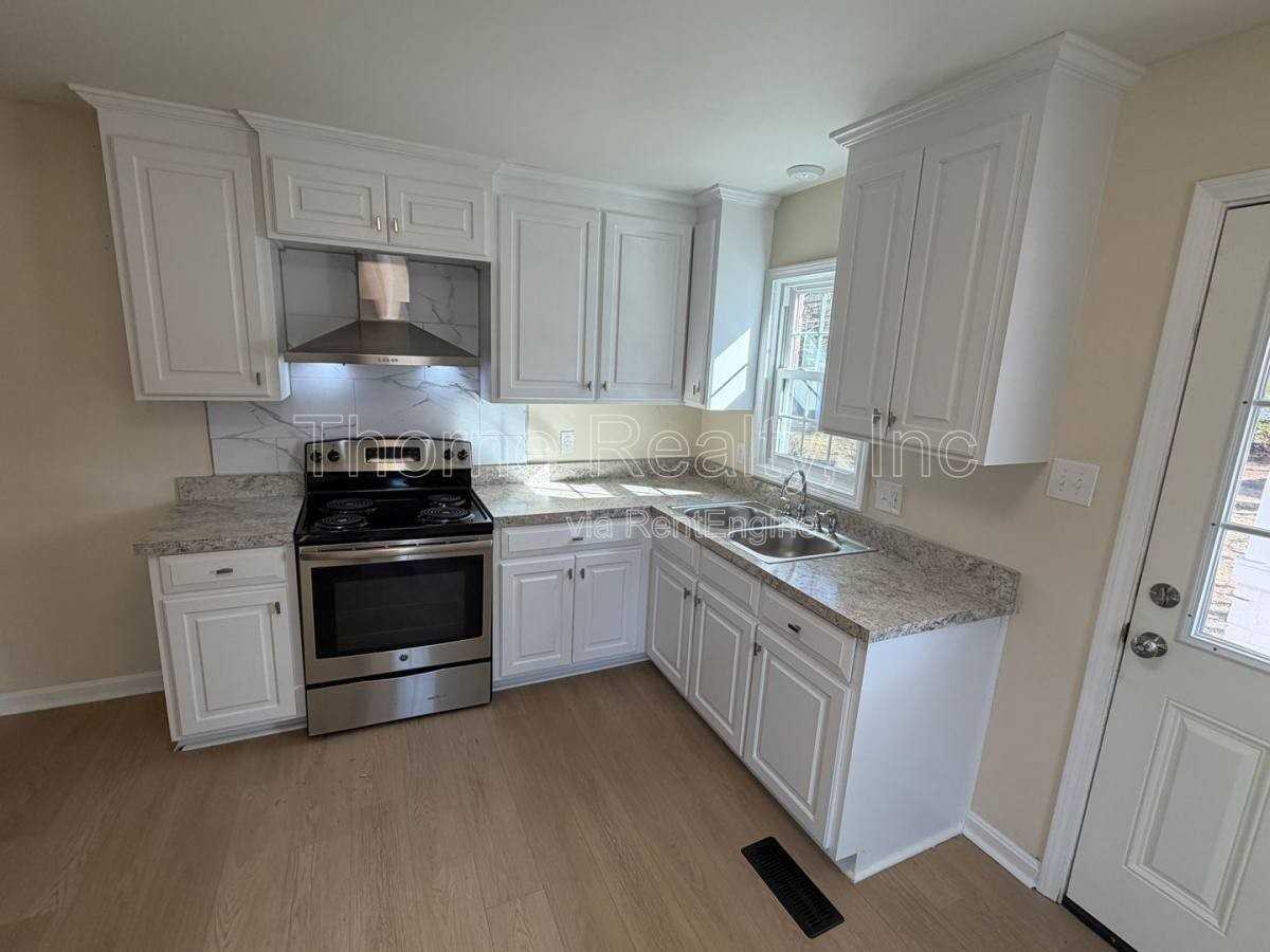 1021 Russell St - Photo 3 of 10