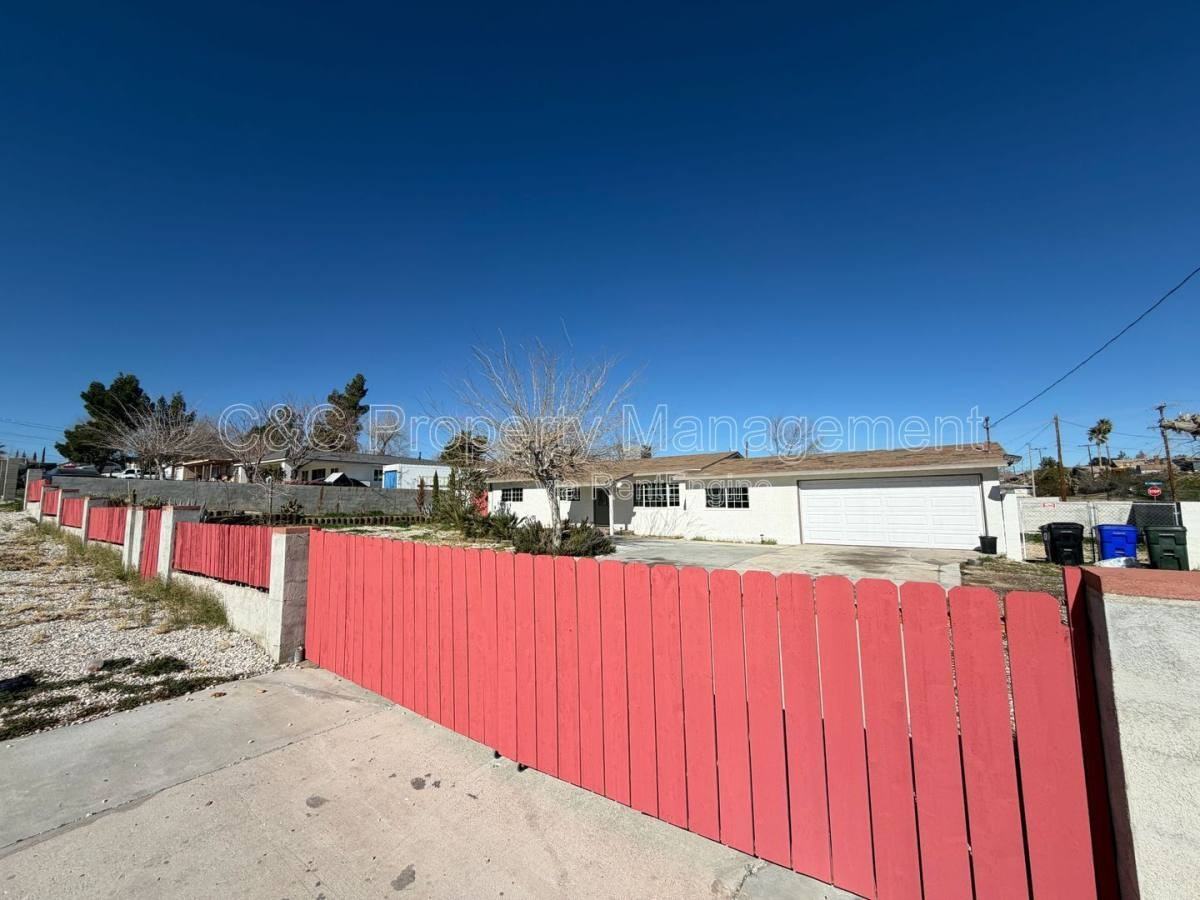 16280 Lorene Dr - Photo 2 of 10