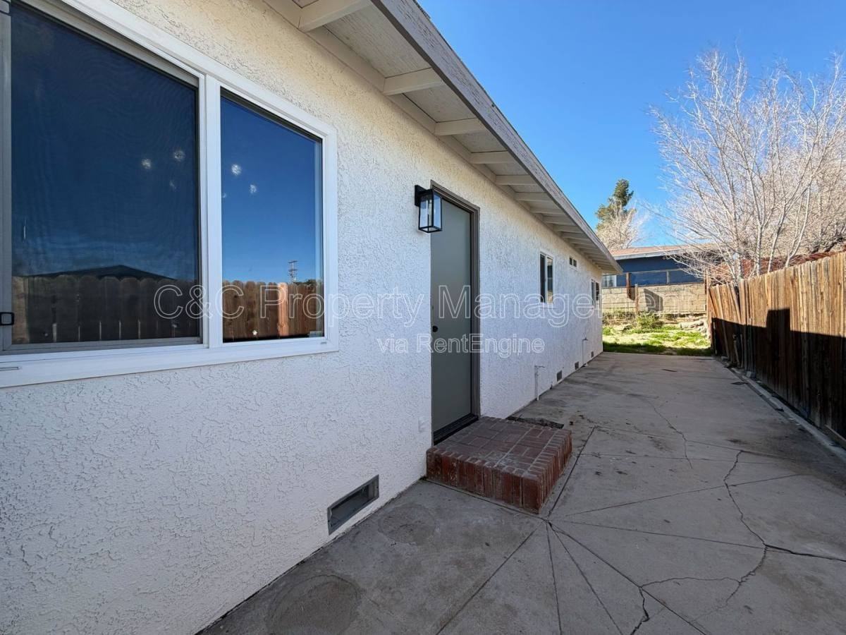 16280 Lorene Dr - Photo 3 of 10