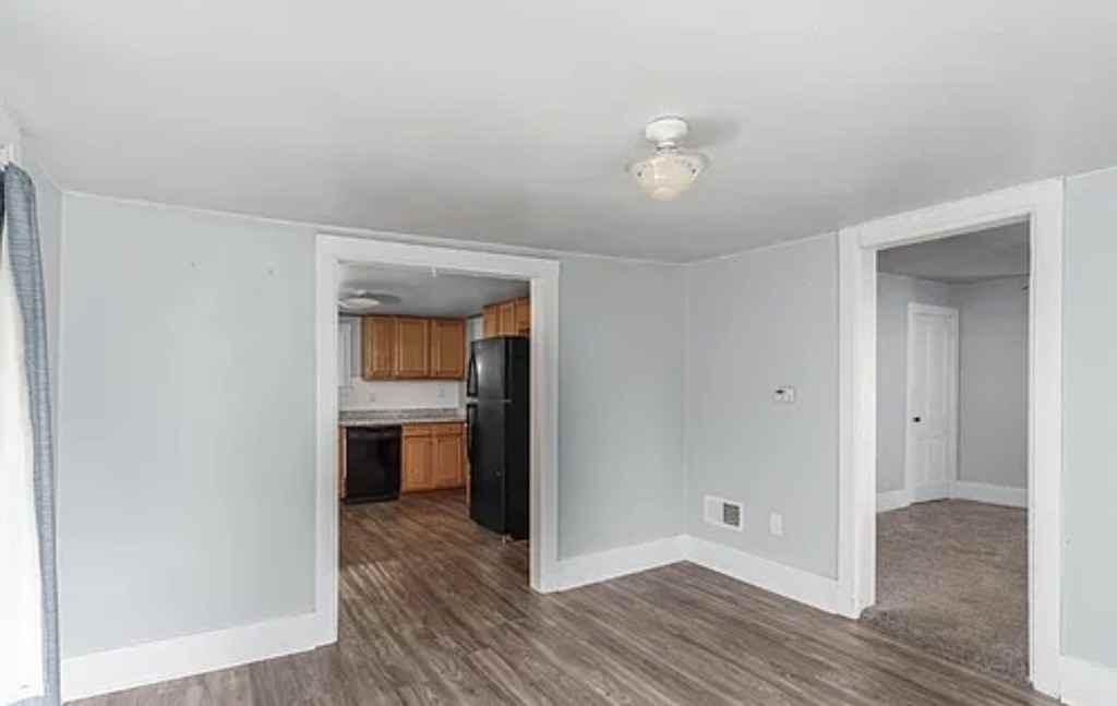 404 Ellison St - Photo 4 of 7