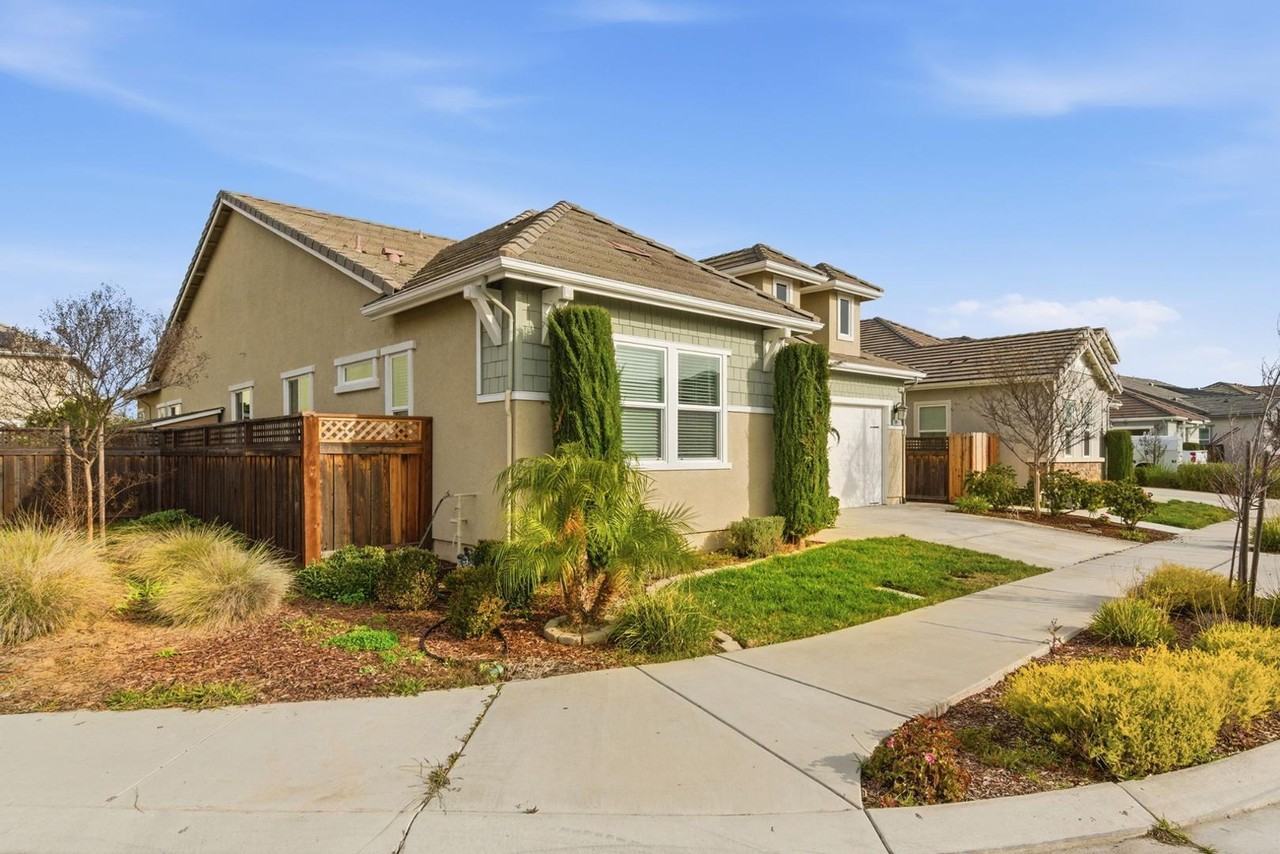 1923 Amesbury Ct - Photo 2 of 37