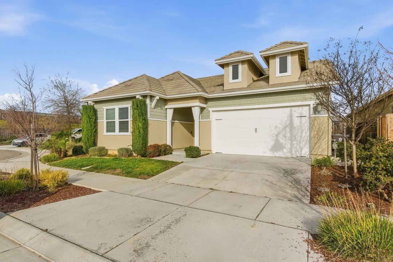 1923 Amesbury Ct - Photo 3 of 37