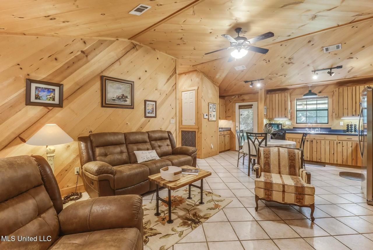 2881 Wire Rd E - Photo 3 of 19