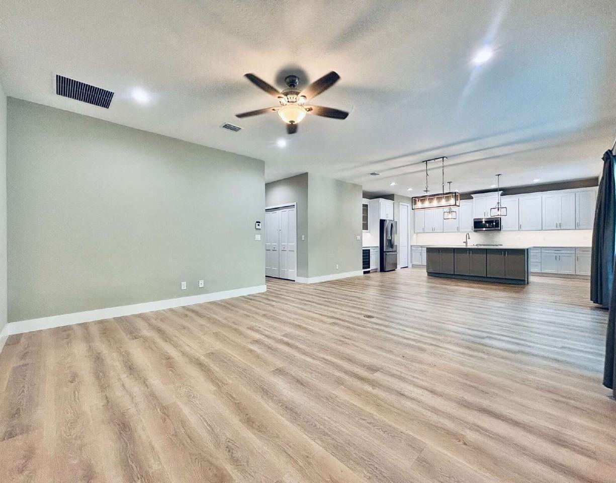 422 Bristol Ct - Photo 4 of 49