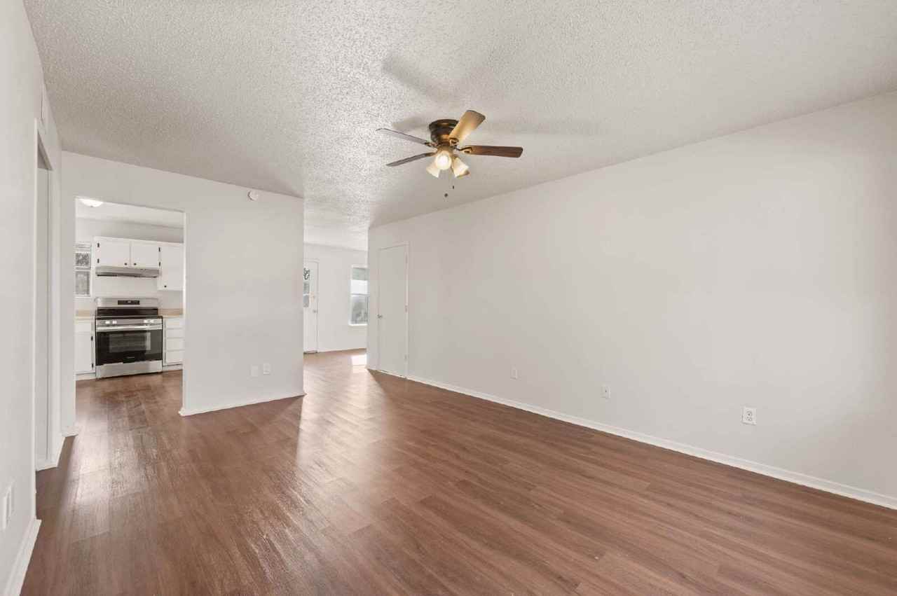 201 Oakdale Dr - Photo 3 of 19