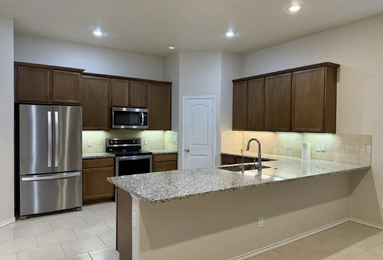 7046 95th St - Photo 2 of 11