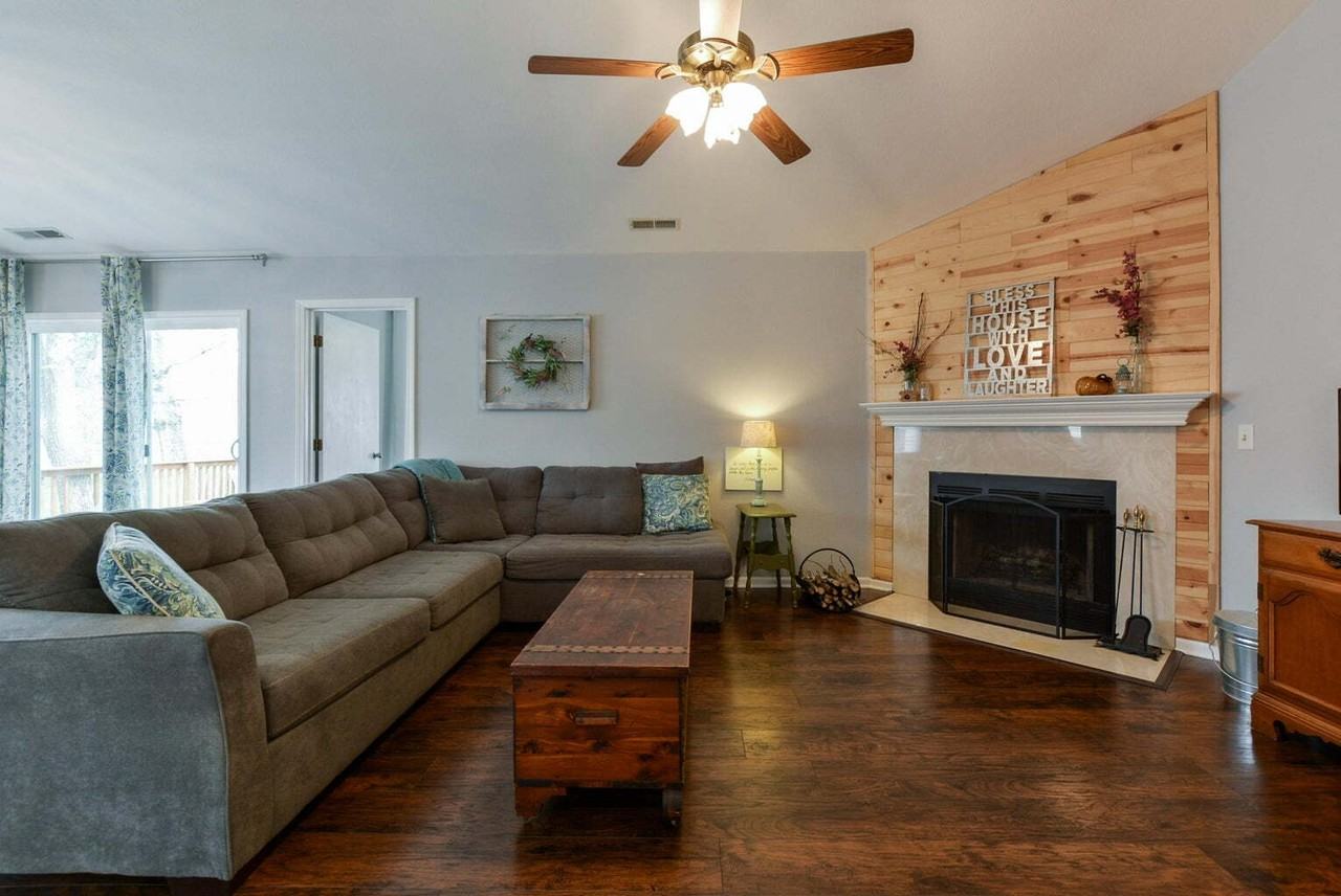 136 Travis Trl - Photo 2 of 14