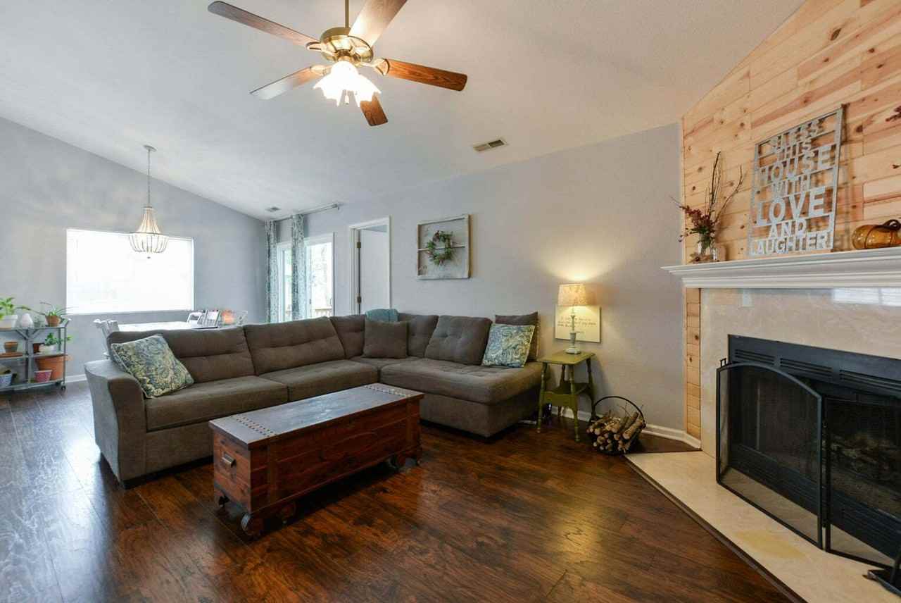 136 Travis Trl - Photo 3 of 14