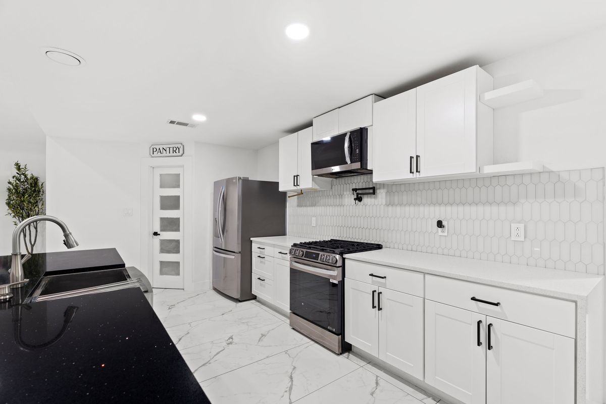 1403 Carriage Ln - Photo 2 of 20