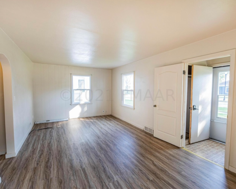 1458 10th St N - Photo 2 of 12