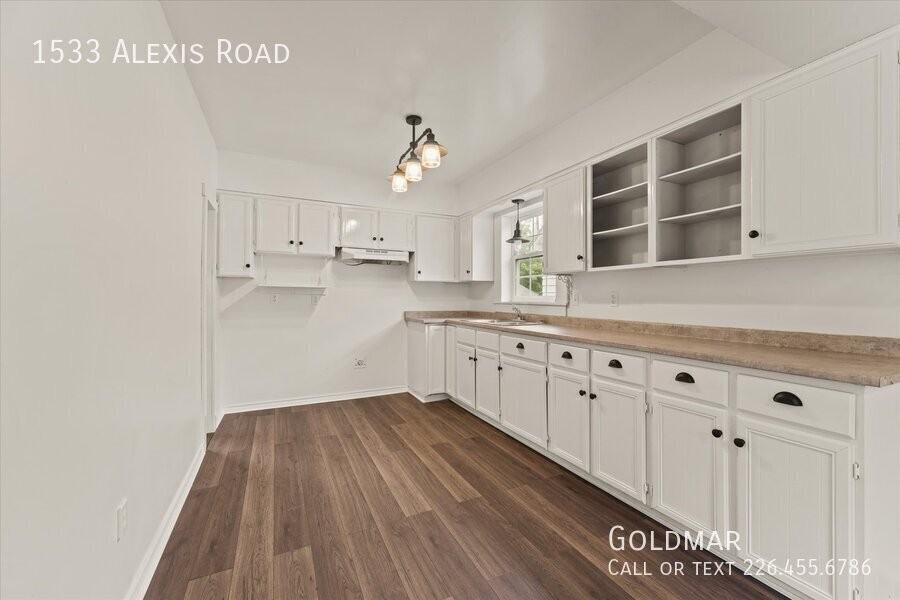 1533 Alexis Rd - Photo 2 of 25