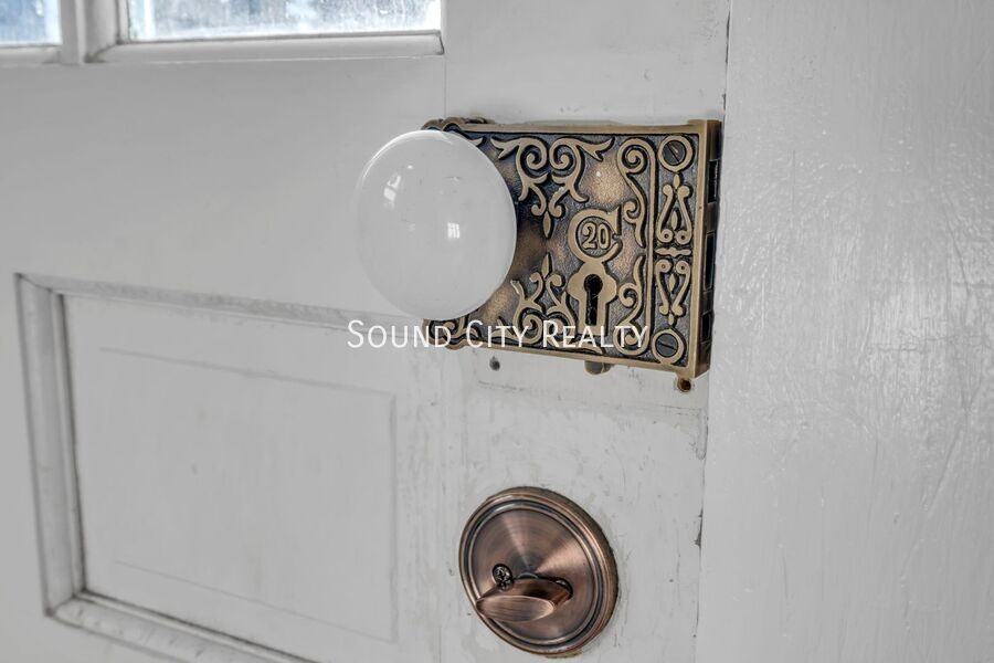 1203 Kermit Dr - Photo 5 of 29