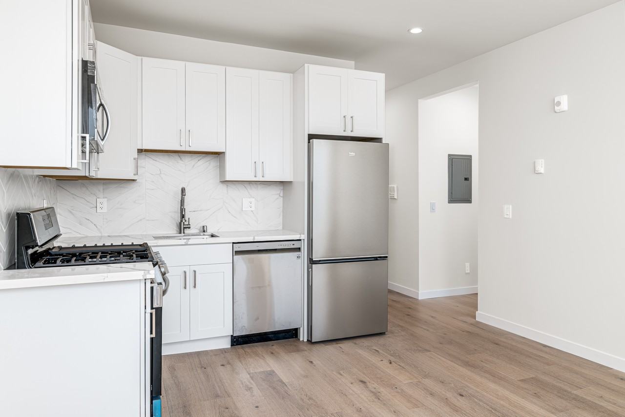 1555 Hyde St #2 - Photo 3 of 8