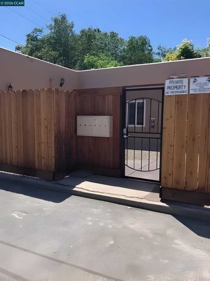 416 1/2 N School St #416-3