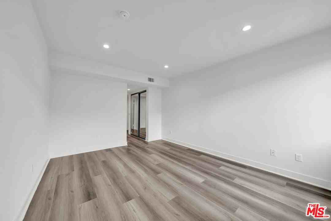 7453 Haskell Ave #7453-7 - Photo 4 of 14