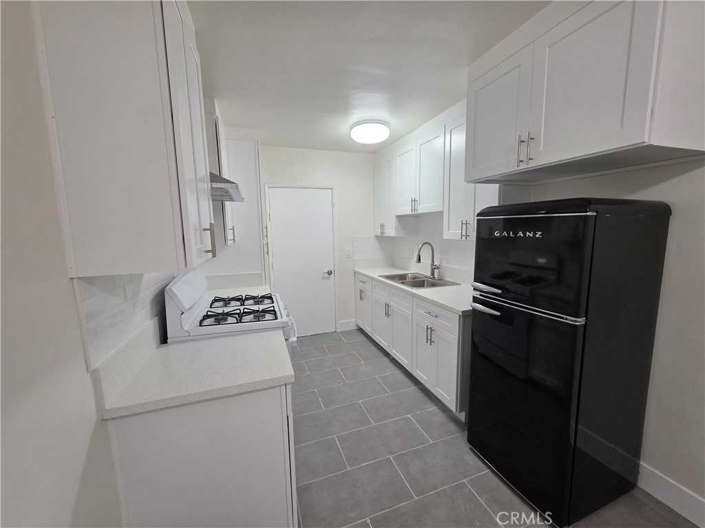 20609 Hartland St #20609-2 - Photo 2 of 17