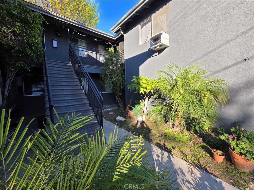 20609 Hartland St #20609-2 - Photo 7 of 17