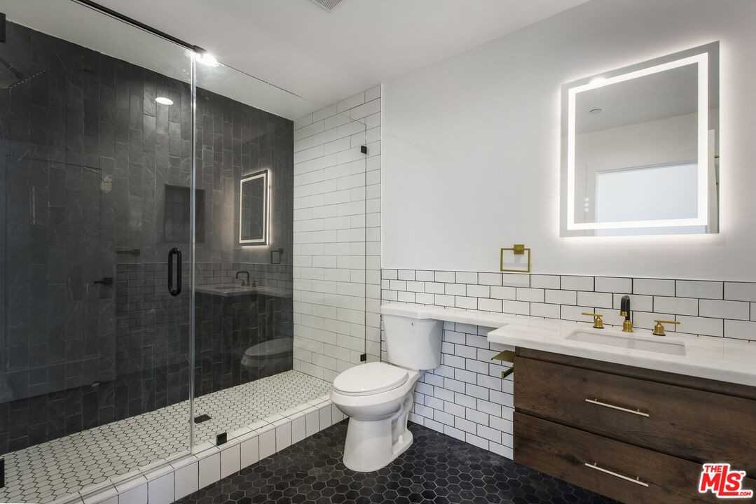 2651 1/2 Vineyard Ave #2651 - Photo 4 of 17