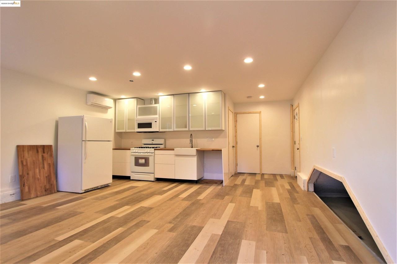 7909 Winthrope St #7909 - Photo 3 of 12