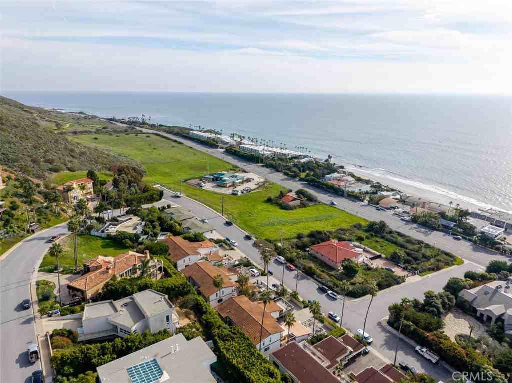 11813 Ellice St #11813 - Photo 4 of 31