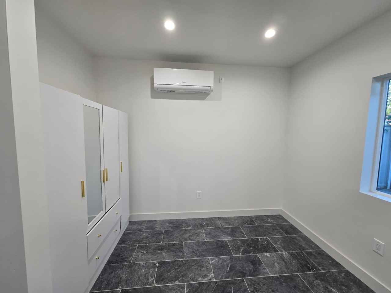 18557 Victory Blvd #NA - Photo 3 of 7