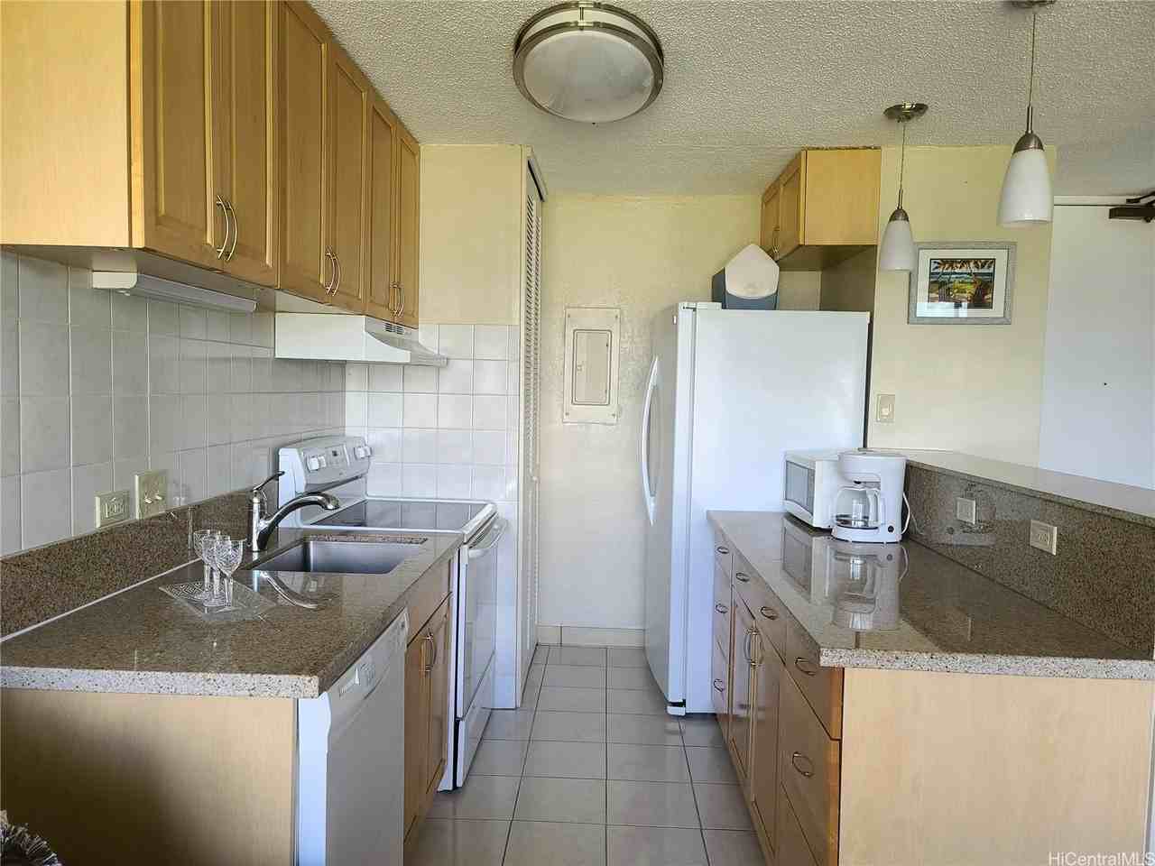 320 Liliʻuokalani Avenue - Photo 3 of 26