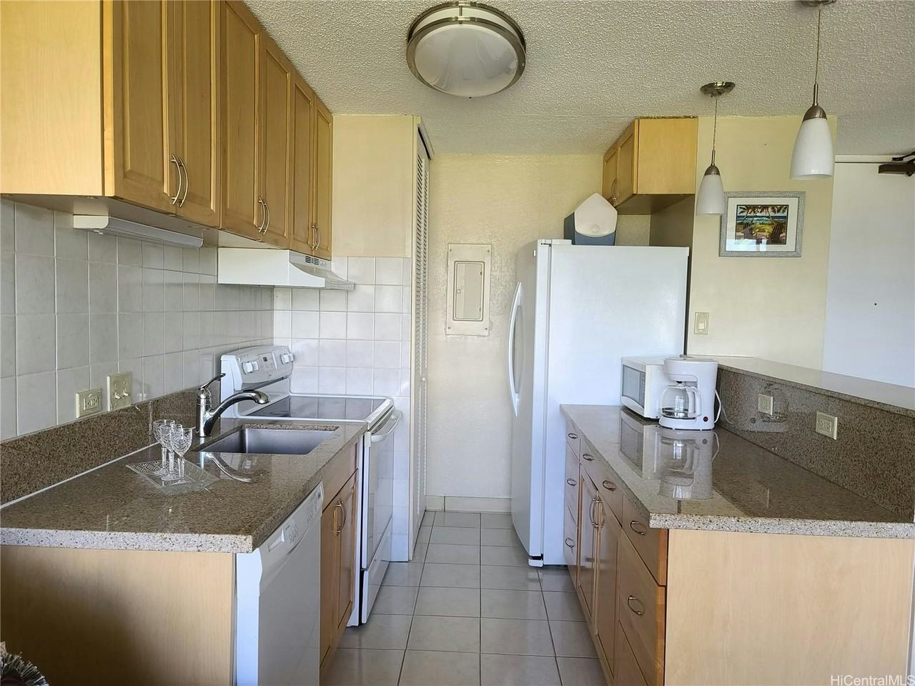 320 Liliʻuokalani Avenue - Photo 4 of 26