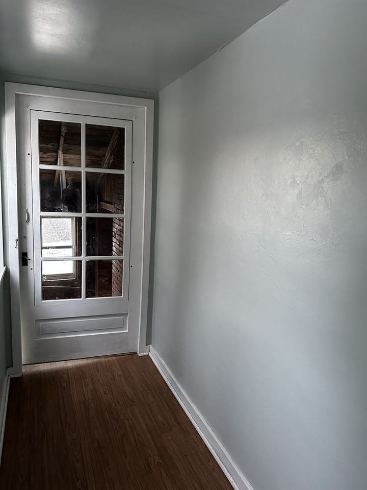 315 1/2 N Van Buren Ave - Photo 2 of 14