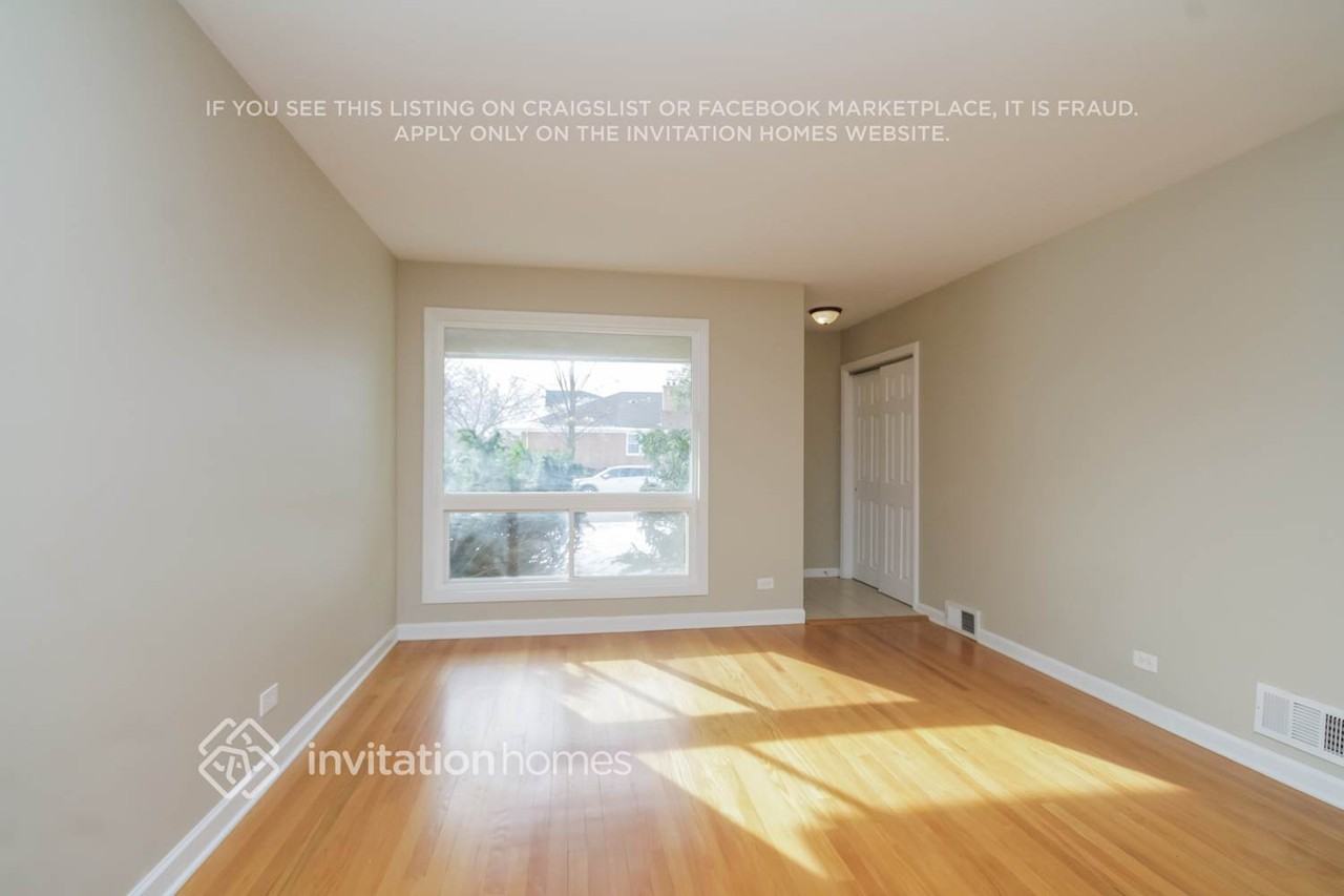 5240 Lee St - Photo 7 of 19