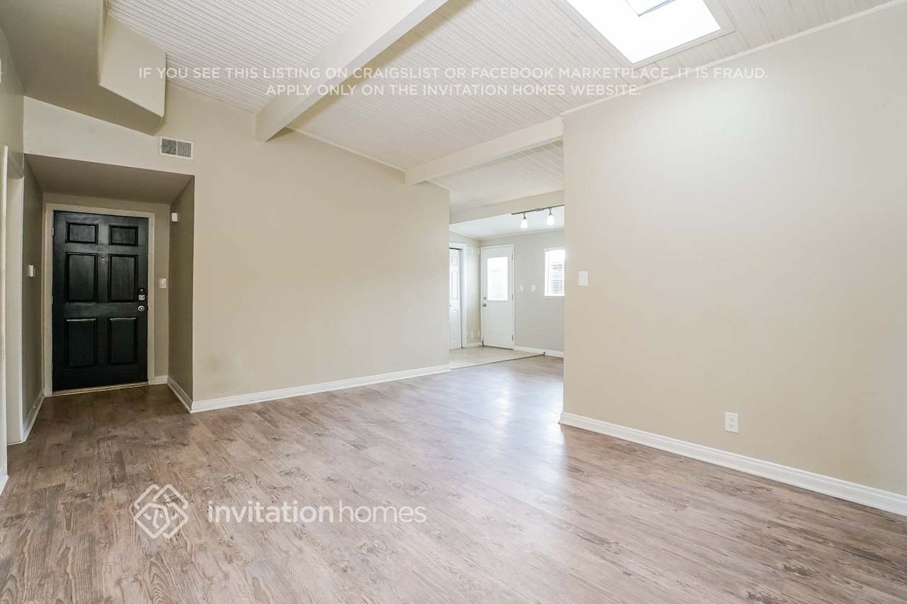 10831 Balboa Blvd - Photo 4 of 17