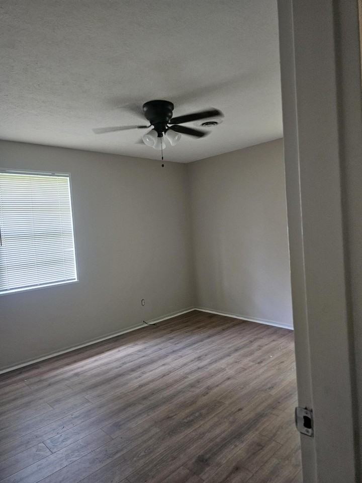 641 Yates St Ne - Photo 4 of 5