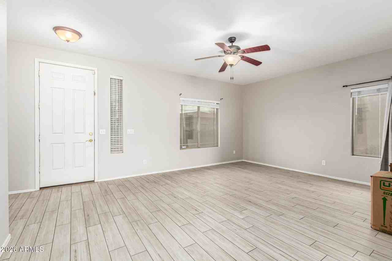 2661 E Waterview Ct - Photo 3 of 31