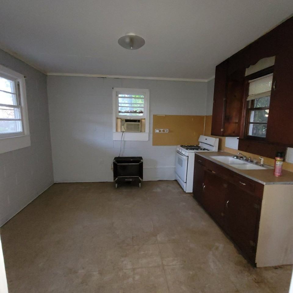 1702 1/2 Elvan Ave - Photo 3 of 4