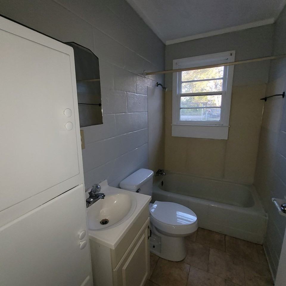 1702 1/2 Elvan Ave - Photo 4 of 4