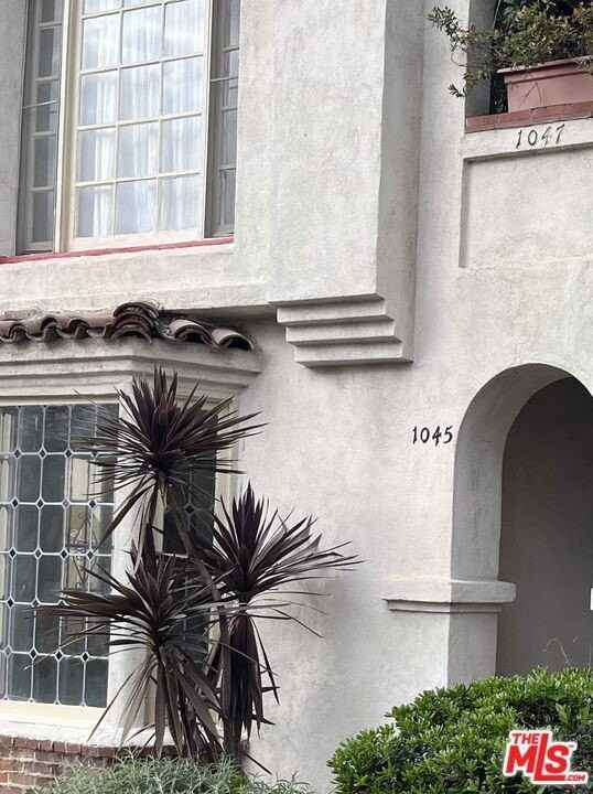 1045 S Crescent Heights Blvd - Photo 2 of 40