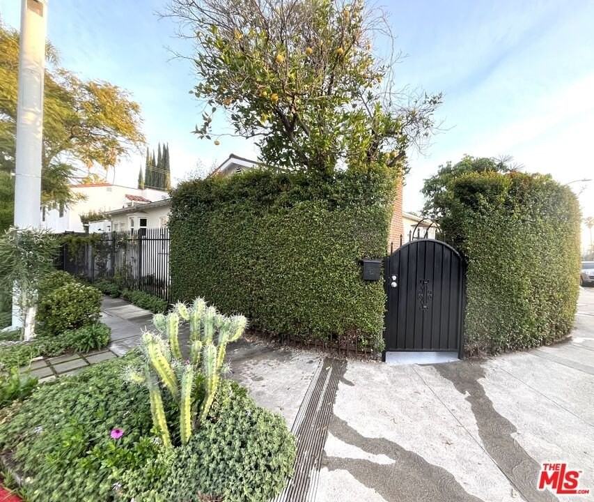 958 N Vista St - Photo 4 of 28