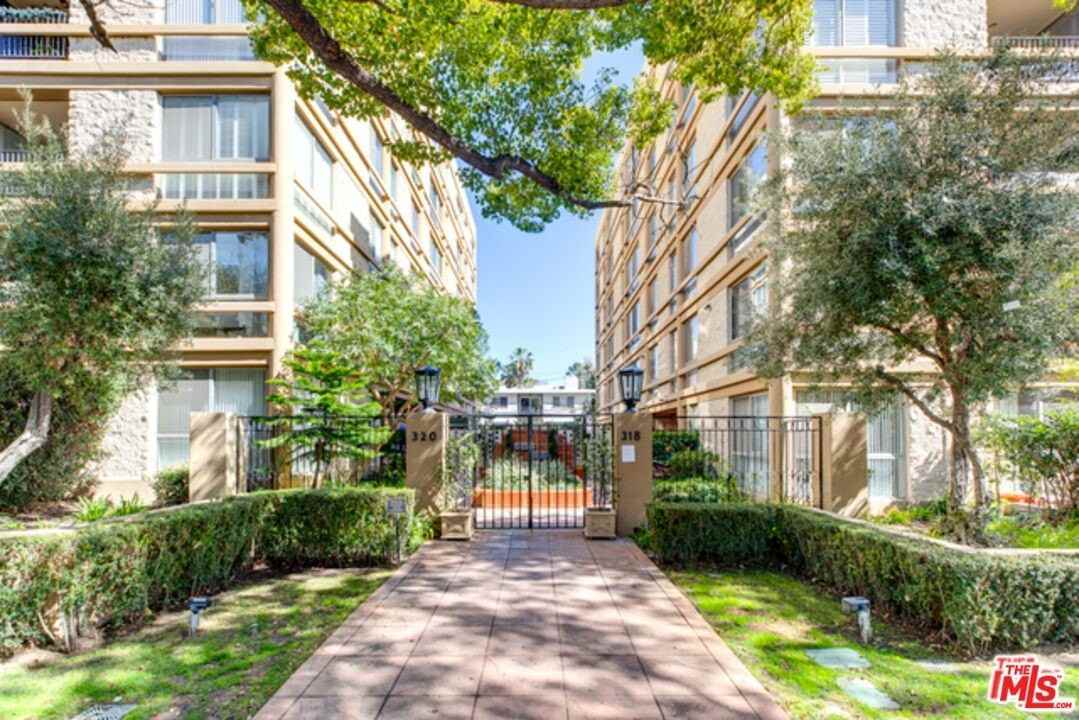 320 N Maple Dr Unit Ph-605 - Photo 2 of 32