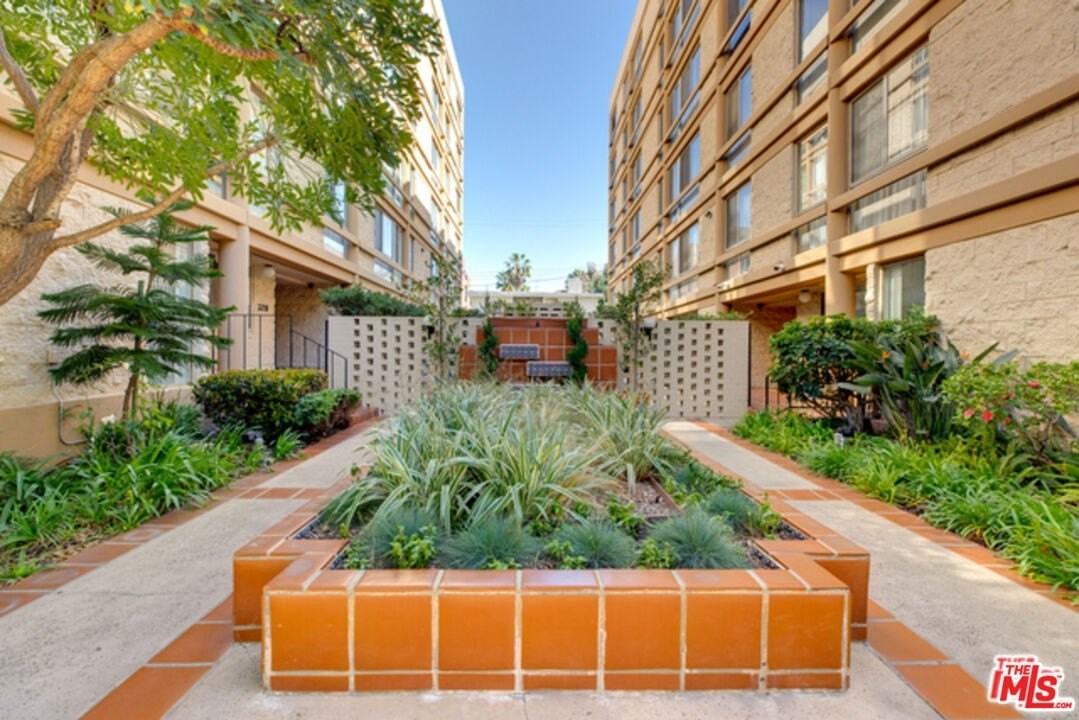 320 N Maple Dr Unit Ph-605 - Photo 4 of 32